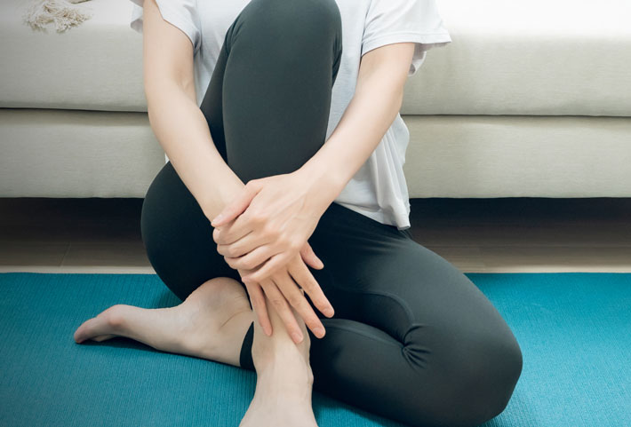 筋肉痛を予防するため足のストレッチ